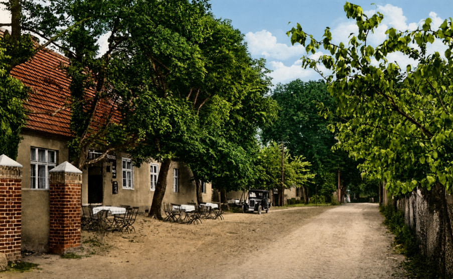 Idyllische Straßenszene mit Café in Zechlinerhütte